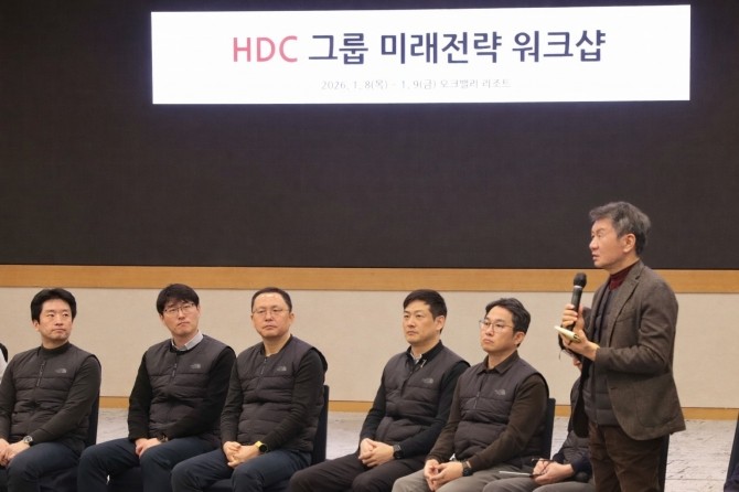 정몽규 HDC그룹 회장(사진 우측 첫 번째)이 2026년도 HDC그룹 미래전략 워크숍을 통해 "미래 50년을 위한 과감한 변화가 필요하다"라고 강조했다. Ⓒ HDC