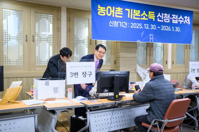 장충남 군수가 남해읍 행정복지센터를 방문해 '기본소득 접수 현장'을 방문해 주민들의 의견을 청취, 관계 공무원들을 격려하고 있다. ⓒ 남해군