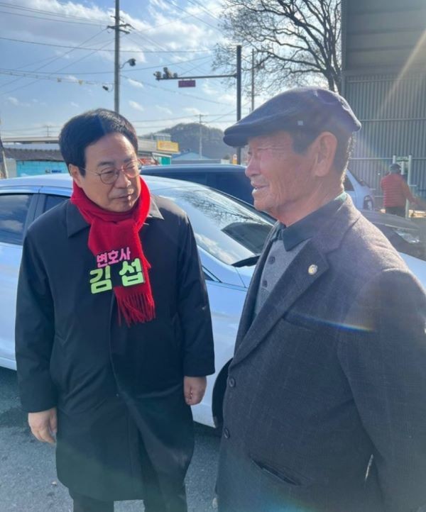 김섭 영천시장 출마예정자가 이른 아침 시민들과 인사를 나누며 현장 소통에 나서고 있다. ⓒ 김섭 사무실