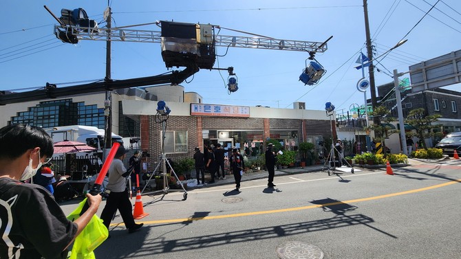 '만약에 우리' 영화 속 '은호식당'에서 영화를 촬영하고 있는 사진. ⓒ 남해군