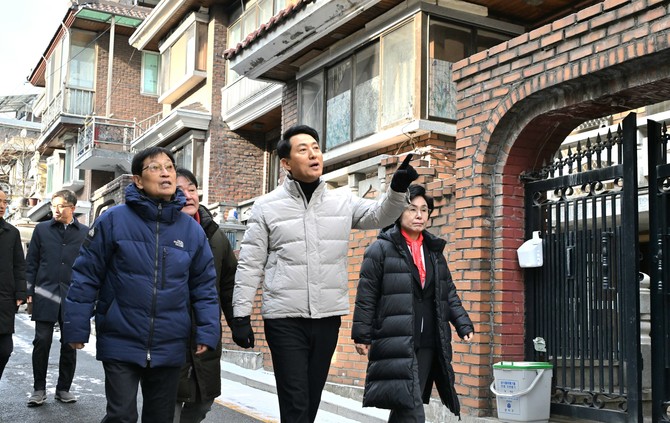 오세훈 서울시장이 19일 관악구 신림7구역 재개발사업 대상지를 찾아 주택 노후도를 살펴보고 있다. © 서울시