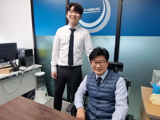 (좌측부터) 최경빈 매니저·최재훈 전무. 동료이자 가족인 두 사람이 어울림HRS의 조직 안정과 장애인 상생을 위해 손을 맞잡았다. =김상준 기자
