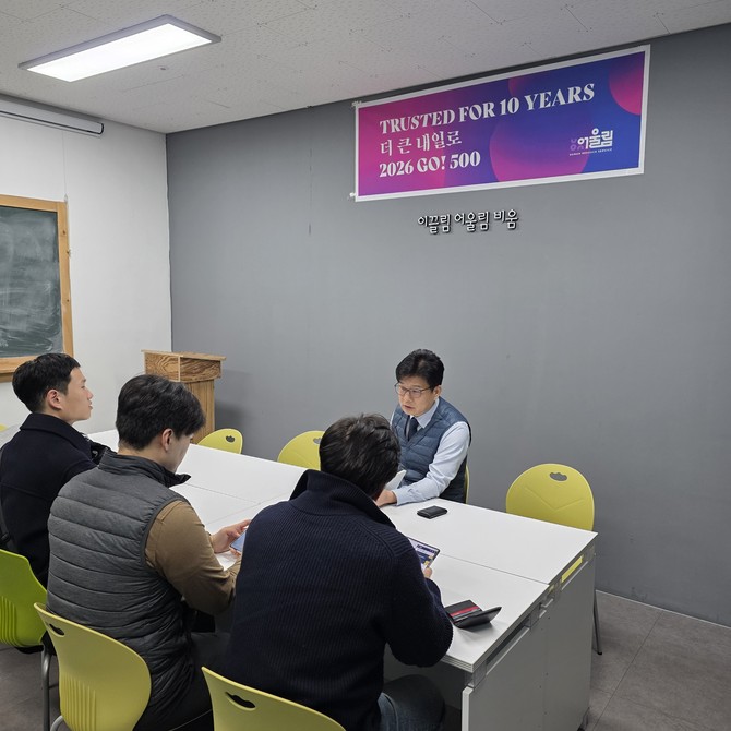 최재훈 전무가 새로운 일자리 출근을 앞둔 장애인 근로자에게 직무 노하우를 전수 중이다. ⓒ 어울림HRS