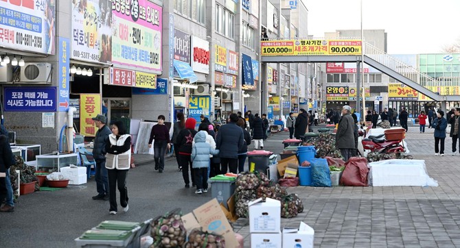 지난 17일 홍성군 서부면 남당항 새조개 축제가 개막한 가운데, 새조개를 맛보기 위한 관광객과 미식가들의 발길이 남당항 식당가로 이어지고 있다. ⓒ 홍성군