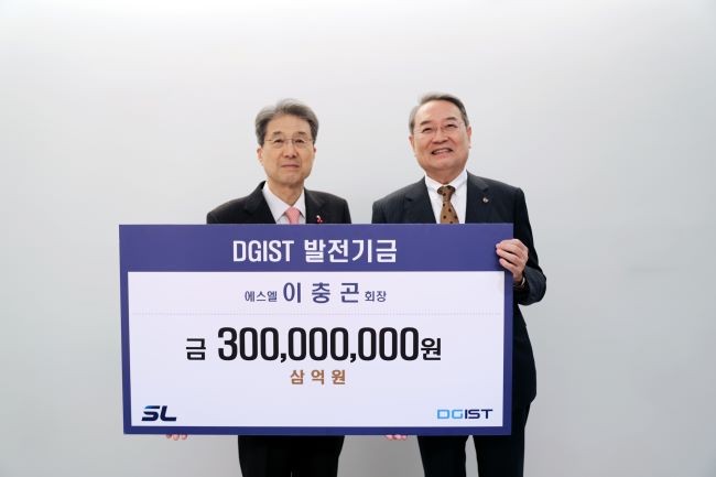 사진 왼쪽부터 에스엘 이충곤 회장(DGIST 발전재단 초대 이사장), DGIST 이건우 총장. ⓒ DGIST