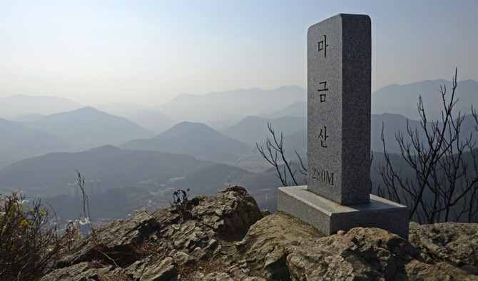 창원시가 2026년 병오년(丙午年) '붉은 말의 해'를 맞아, 도시 곳곳에 남아 있는 말(馬) 관련 지명 자산을 현대적으로 재해석한 '스토리텔링 투어리즘'을 본격 추진하는 마금산 정상석 모습. ⓒ 창원시