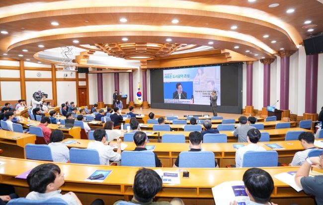 강기정 광주광역시장이 지난해 9월17일 오전 서울 여의도 국회의원회관 제1소회의실에서 열린 'AI모빌리티 신도시 구상 국회 정책토론회'에 참석해 '광주 미래 모빌리티 특화도시 조성'을 주제로 발표하고 있다. ⓒ 광주광역시