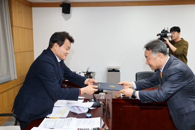 지난 20일 구미시의회 인사청문특별위원회를 열고 이한석 구미문화재단 대표이사 후보자에 대해 '적합' 의견을 담은 인사청문 경과보고서를 채택했다. ⓒ 구미시의회