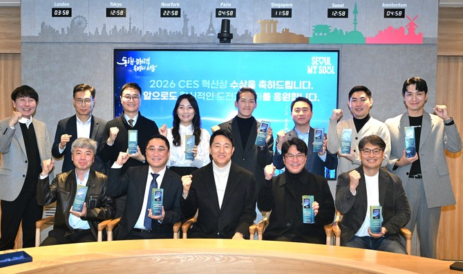 오세훈 시장이 26일 CES 2026 혁신상 수상 기업 간담회 참석자들과 기념사진을 촬영하고 있다. © 서울시