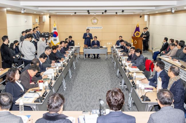 경북도의회는 27일 의회 다목적실에서 경북대구행정통합특별위원회 제3차 회의를 진행하고 있다. ⓒ 경북도의회