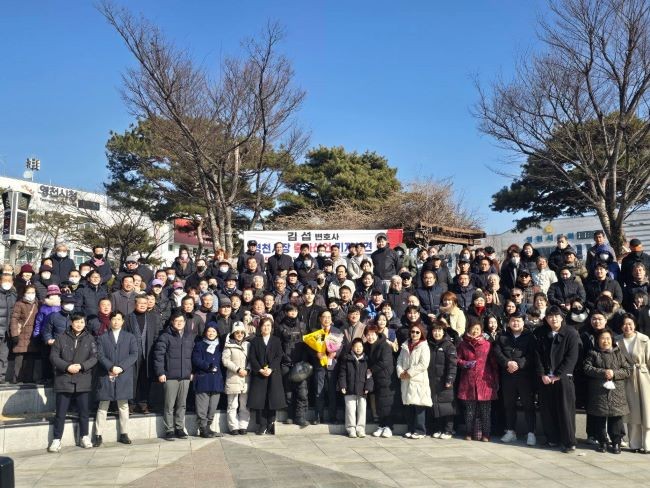 김섭 변호사 영천시장 출마 기자회견장을 찾은 지지자들과 함께 기념촬영을 하고 있다. ⓒ 김섭 변호사