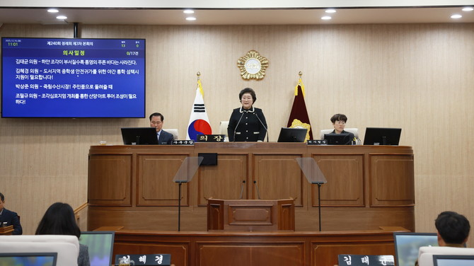통영시의회 배도수 의장이 본회의장에서 회의를 진행하고 있는 모습. ⓒ 통영시의회
