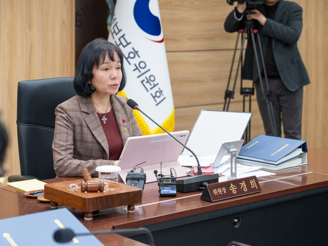 송경희 개인정보보호위원회 위원장이 지난 28일 오후 서울 종로구 정부서울청사에서 개최된 2026년 제2회 개인정보보호위원회 전체회의에서 모두발언을 하고 있다. ⓒ 개인정보보호위원회