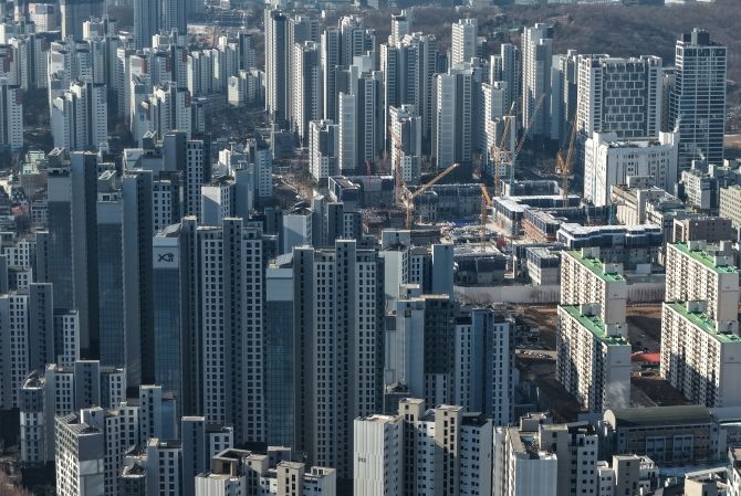 경기도 과천시 과천역 인근 아파트의 모습. © 연합뉴스
