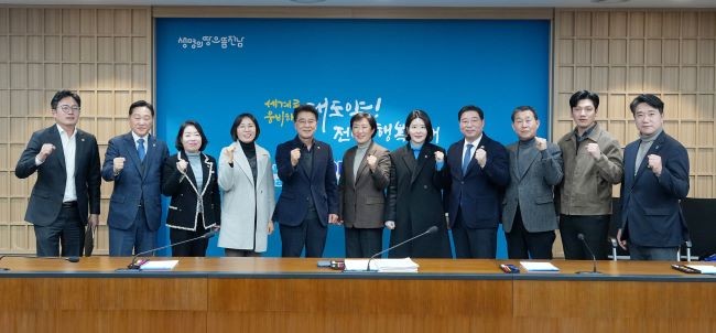 광주광역시의회는 30일 전라남도의회와 전남광주특별시 설치를 위한 특별법 양 시·도의회 일부 합의안을 도출해 광주·전남 행정통합추진기획단에 공식 전달했다. ⓒ 광주광역시의회