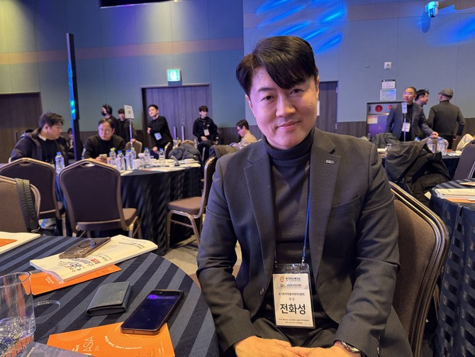전화성 초기투자액셀러레이터협회(KAIA) 협회장이 지난 29일 부산에서 열린 '2026 스타트업 투자자 써밋' 인터뷰 도중 지역 투자 활성화 방안을 설명하고 있다. = 김우람 기자