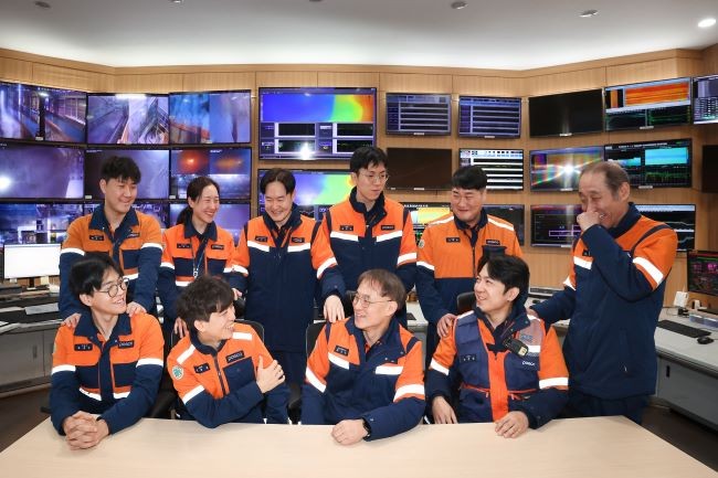 인공지능(AI) 기반 소결 공정 스마트 제어 시스템을 개발한 포항제철소 제선부 및 기술연구원 공정DX연구소 직원들. ⓒ 포스코