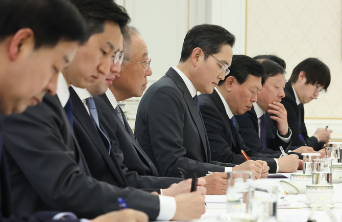 4일 청와대에서 열린 '청년 일자리와 지방투자 확대를 위한 기업간담회'에 참석한 국내 주요 기업총수들이 이재명 대통령 발언을 메모하고 있다. ⓒ 연합뉴스