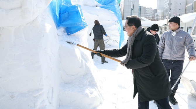 이장우 대전시장이 4일 일본 홋카이도 삿포로에서 열린 제76회 삿포로 눈축제 개막식에 참석해 동참하고 있다. ⓒ 대전시