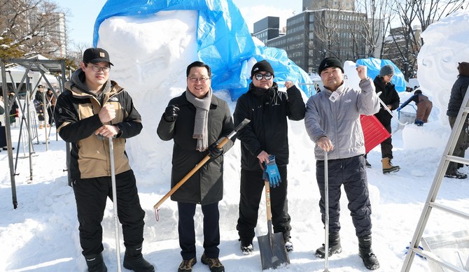 이장우 대전시장이 4일 일본 홋카이도 삿포로에서 열린 제76회 삿포로 눈축제 개막식에 참석해 기념촬영을 하고 있다. ⓒ 대전시