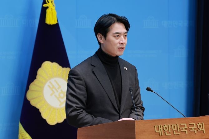 한준호 더불어민주당 의원이 6일 국회 소통관에서 민주당과 조국혁신당 합당과 관련해 긴급 의원총회 소집을 요구하고 있다. © 연합뉴스