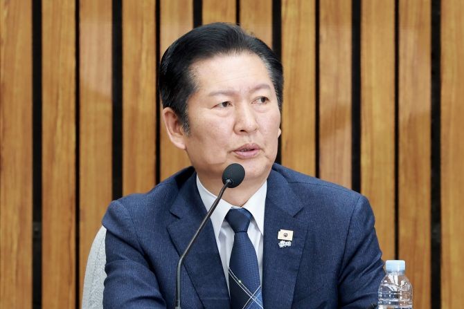 초선 의원들과 간담회서 발언하는 더불어민주당 정청래 대표. © 연합뉴스