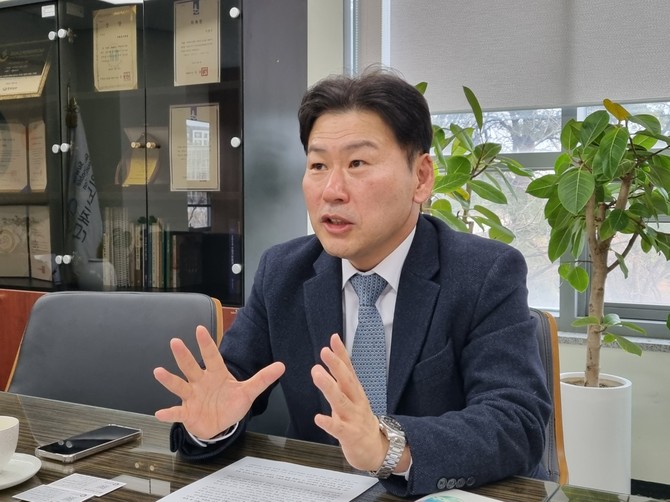 취임 1년을 맞은 이병진 이사장이 인터뷰 중 그간의 소회를 밝히고 있다. = 김상준 기자