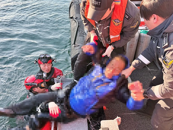 통영해양경찰서가 통영시 항남동 한산대첩광장 앞 해상에 사람이 빠졌다는 신고를 접수받고 구조세력을 급파해 익수자를 구조하고 있다. ⓒ 통영해경