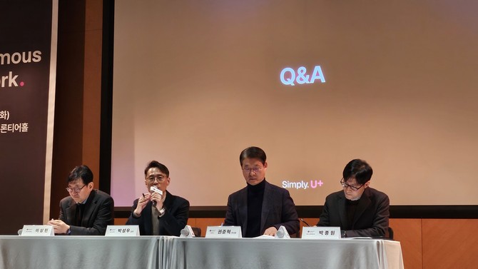 박성우 LG유플러스 네트워크AX그룹장(상무)이 10일 오전 서울 강서구 LG사이언스파크에서 열린 기자간담회에서 답변하고 있다. = 박지혜 기자