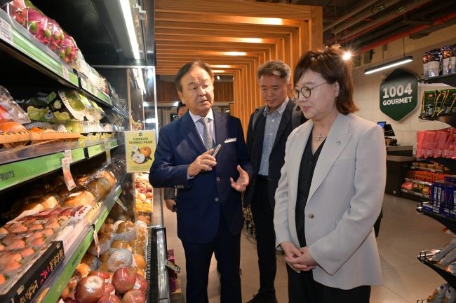 양금희 부지사가 중동·아프리카 지역 최대 규모의 한국 식품·화장품 유통기업인 1004 고메를 둘러보고 있다. ⓒ 경북도