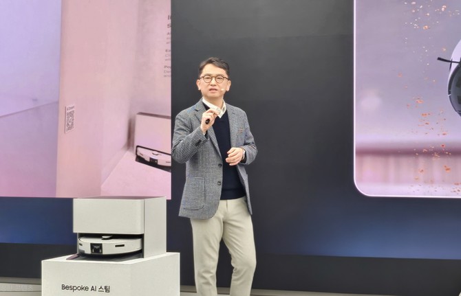 문종승 삼성전자 생활가전사업부 개발팀장(부사장)이 11일 서울 강남구 삼성 강남에서 열린 신제품 미디어 브리핑에서 2026년형 '비스포크 AI 스팀' 로봇청소기를 소개하고 있다. = 박지혜 기자