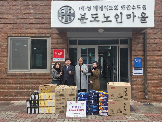 지난 10일 정한석 경북도의원이 칠곡 왜관 '성 베네딕도회 왜관수도원 분도노인마을'을 방문해 위문품을 전달하고 현장에서 헌신하는 시설 종사자들의 애로사항을 청취했다. ⓒ 경북도의회