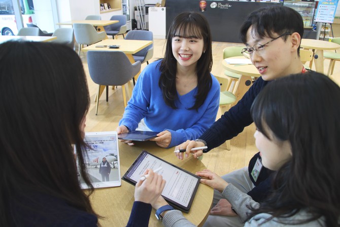 티웨이항공 임직원들이 사내 항공안전보안 매거진 안전마진을 읽으며 의견을 나누고 있다. ⓒ 티웨이항공