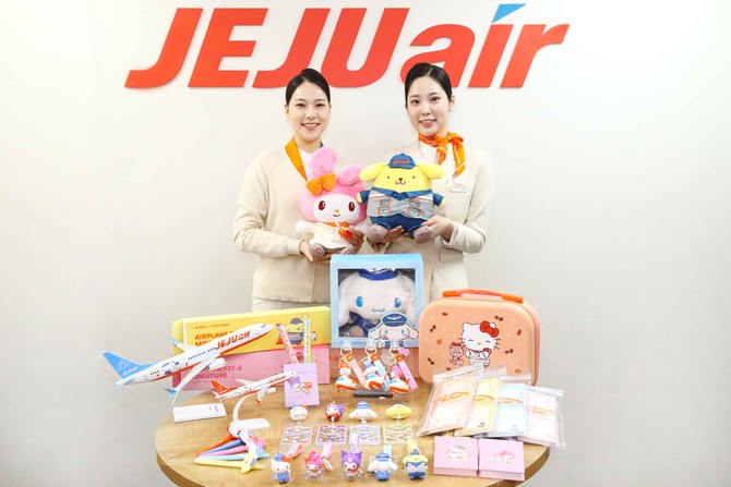 제주항공 객실승무원이 제주항공×산리오캐릭터즈 굿즈를 선보이고 있다. ⓒ 제주항공