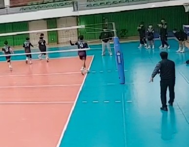 동해광희중 지도자로 선발된 B씨가 최근 열린 중고배구연맹 스토브 리그에서 벤치를 보고 있다. ⓒ 동영상 갈무리