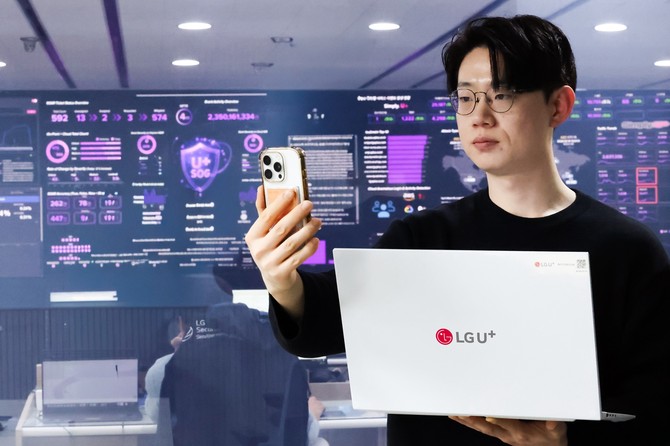 LG유플러스 임직원이 실시간 악성 앱 추적 관제를 진행하는 모습. ⓒ LG유플러스