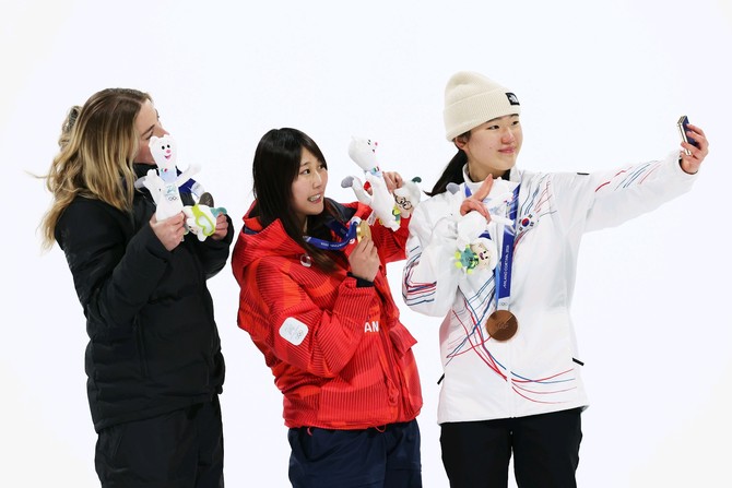 지난 10일(한국시간) 이탈리아 리비뇨 스노파크에서 열린 2026 밀라노·코르티나담페초 동계 올림픽 스노보드 여자 빅에어 시상식에서 금메달 무라세 고코모(일본), 은메달 조이 사도스키 시넛(뉴질랜드), 동메달 유승은(대한민국) 선수가 갤럭시 Z 플립7 올림픽 에디션으로 빅토리 셀피를 찍고 있다. ⓒ 삼성전자