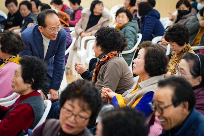 추경호 의원(대구시장 출마 예정자)은 대구 북구 대불노인복지관을 방문해 시설과 교육 프로그램 등 복지 현장을 꼼꼼히 살피며 어르신들과 소통의 시간을 가졌다 ⓒ 추경호 의원.