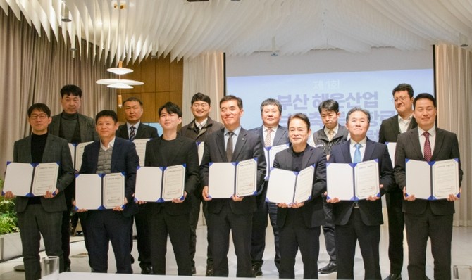 지난해 12월8일 프라임겅제 주최 '제1회 부산 글로벌 해운허브 구축·북극항로 선원 육성 포럼'에 참여한 토론자들이 공동 비전선포식 기념촬영을 하고 있다=정기환 기자