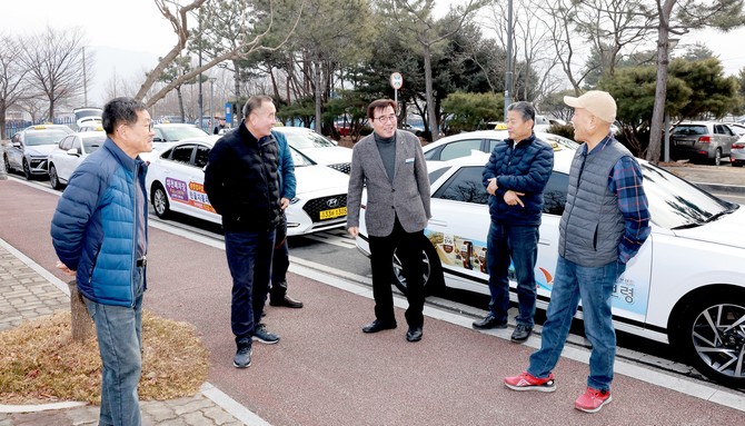 김동일 보령시장이 14일 오전 설 명절을 앞두고 대천역 인근 택시승강장에서 기사분들에 명절 인사를 전하고 있다. ⓒ 보령시