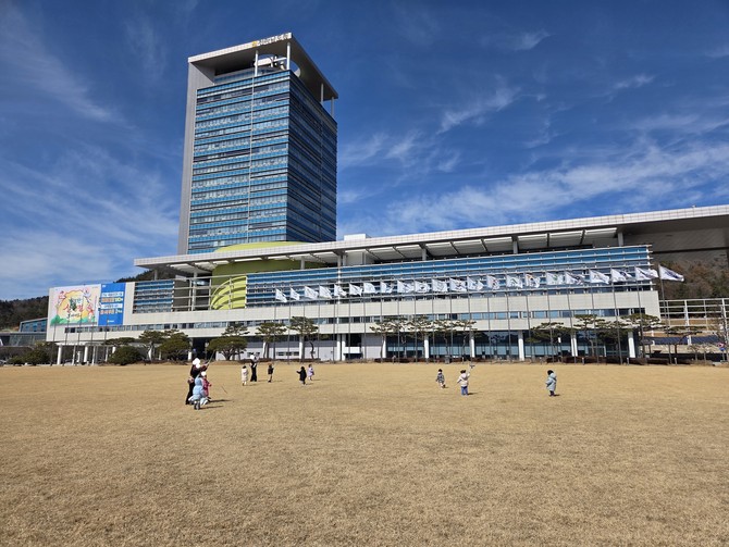 2026년 새해 초입, 전남도청 앞마당이 아이들의 활기찬 웃음소리와 하늘을 수놓는 연들로 가득 찼다. 과거 다소 경직된 분위기였던 도청 앞 광장이 도민들의 휴식과 문화를 위한 '열린 공간'으로 완벽히 변모한 모습이다. '전남OK도민광장'은 전남개발공사가 수익을 사회에 환원하기 위해 총 37억원의 사업비를 투입해 조성한 프로젝트다. 총 면적 2만㎡ 규모로, 2025년 2월 착공 이후 약 9개월간의 공사를 거쳐 완공됐다. ⓒ장철호 기자