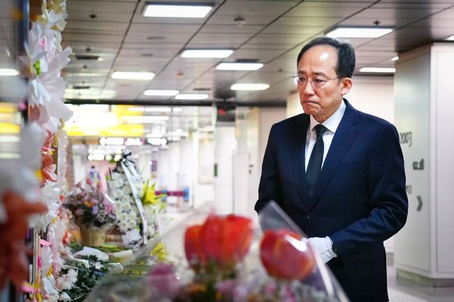 추경호 의원(대구시장 출마 예정자)이 도시철도 1호선 중앙로역에 위치한 '2.18 대구지하철 화재 참사 기억공간'을 찾아 희생자들의 넋을 기리고 유가족들의 슬픔을 함께 나눴다. ⓒ 추경호 의원실