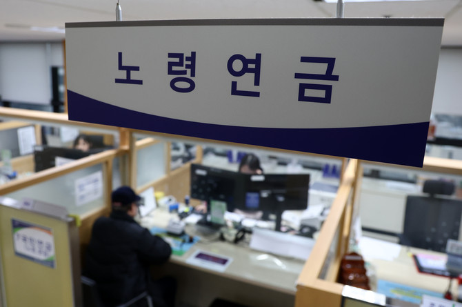 초고령 국민연금 수급자가 100만명에 육박했다. 수급자는 빠르게 늘고 있지만, 이들이 실제로 받는 연금액은 생계비에 크게 못 미치는 수준으로 나타났다. © 연합뉴스
