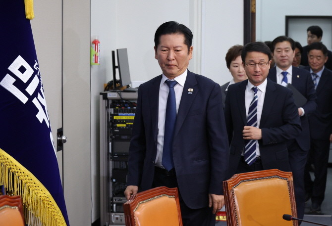 더불어민주당 정청래 대표와 한병도 원내대표, 최고위원들이 20일 국회에서 열린 최고위원회의에 입장하고 있다. © 연합뉴스