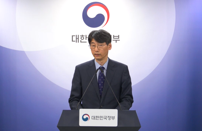 김경만 과학기술정보통신부 인공지능정책실장이 20일 정부 서울청사에서 독자 AI 파운데이션모델(독파모) 추가 정예팀을 발표하고 있다. ⓒ e-브리핑 캡처