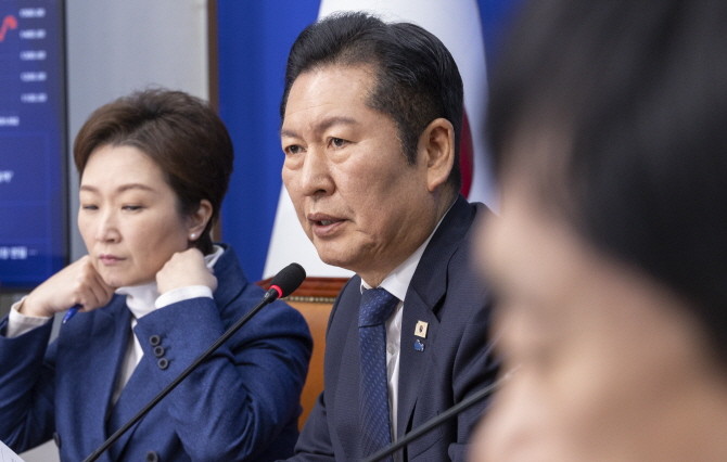 정청래 더불어민주당 대표가 23일 국회에서 열린 최고위원회의에서 발언하고 있다. © 연합뉴스