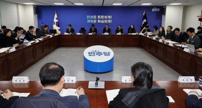 더불어민주당 한정애 정책위의장과 김영훈 고용노동부 장관이 23일 국회 의원회관에서 열린 당정 협의를 열고 고용노동정책에 관해 협의하고 있다. © 연합뉴스