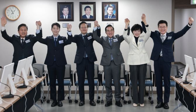 (왼쪽부터) 더불어민주당 김영배 의원, 김형남 전 군인권센터 사무국장, 더불어민주당 박주민·박홍근·전현희 의원, 정원오 성동구청장. © 연합뉴스