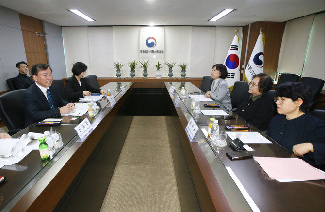 김종철 방송미디어통신위원회 위원장(왼쪽에서 첫번째)이 23일 정부과천청사에서 열린 '통신시장 소비자 단체 간담회'에서 한국소비자연맹, 한국여성소비자연합 등 주요 소비자 단체 참석 대표자와 간담회를 진행하고 있다. ⓒ 방송미디어통신위원회