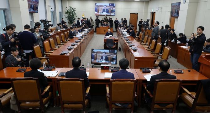 24일 국회 대미투자특별법 처리를 위한 특별위원회 전체회의에서 열린 '한미 전략적 투자 관리를 위한 특별법안' 제정 공청회에서 진술인들이 의견을 밝히고 있다. © 연합뉴스